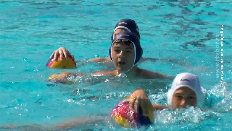 12072021_Vaterpolo_trening_i_malo_skola_plivanja_vtr_off_6_7.mpg.Still001